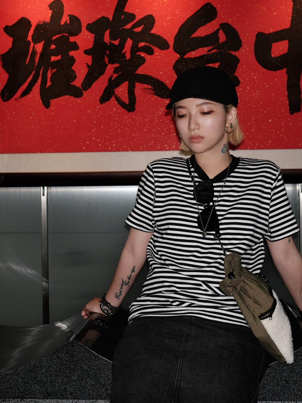 ブラック系のTシャツ/カットソーを着用したレディースの春コーディネートの4枚目の写真