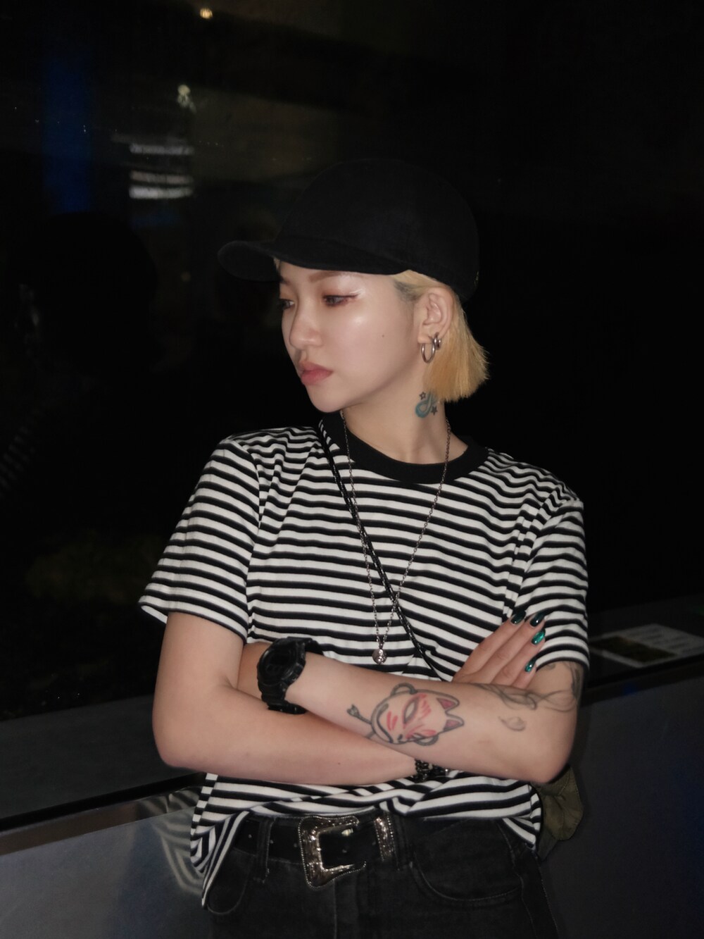 ブラック系のTシャツ/カットソーを着用したレディースの春コーディネートの3枚目の写真