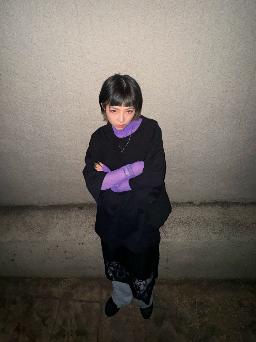 ブラック系のTシャツ/カットソーを着用したレディースの春コーディネートの2枚目の写真