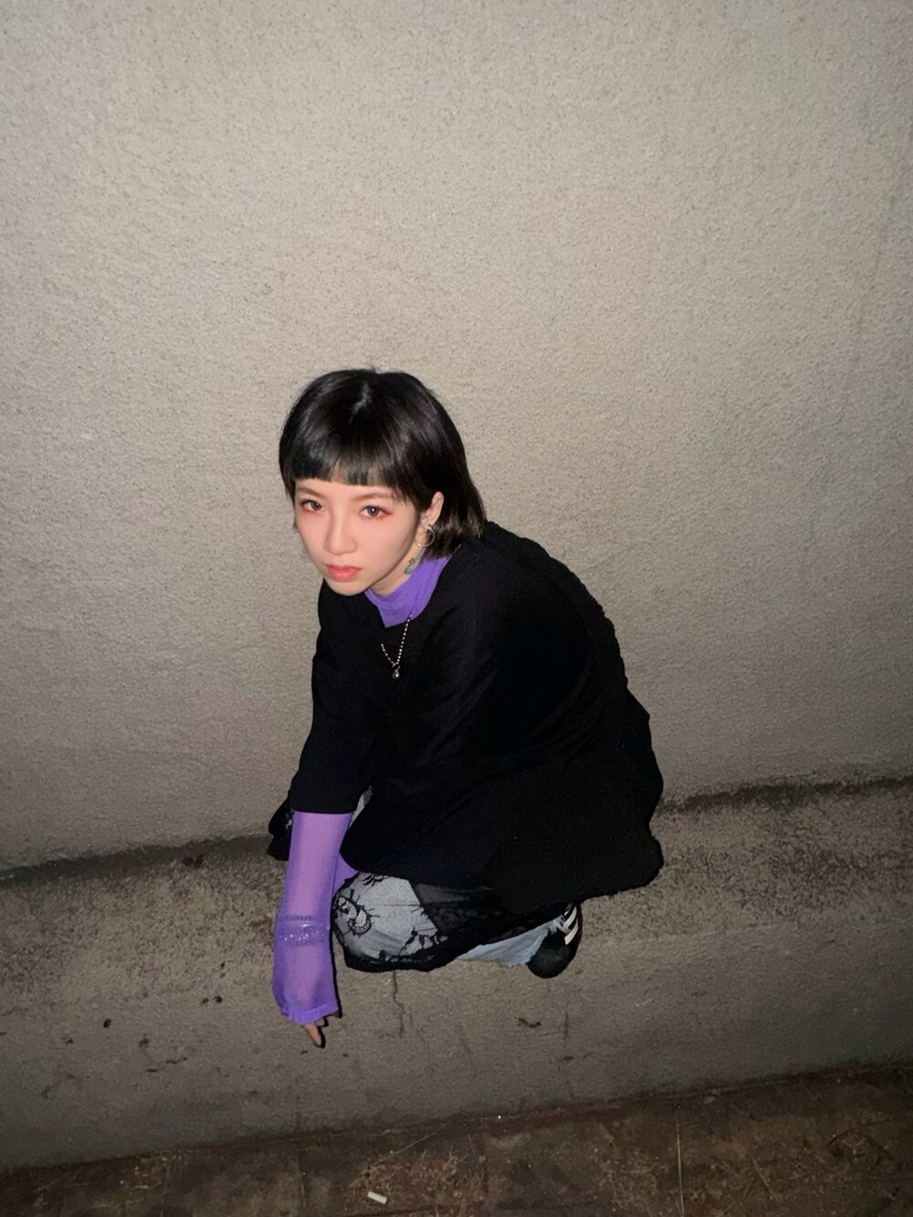 ブラック系のTシャツ/カットソーを着用したレディースの春コーディネートの4枚目の写真