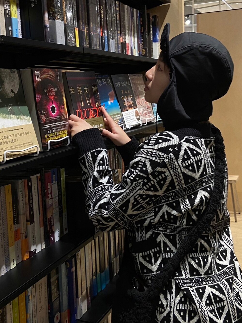 ブラック系のスカートを着用したレディースの春コーディネートの3枚目の写真