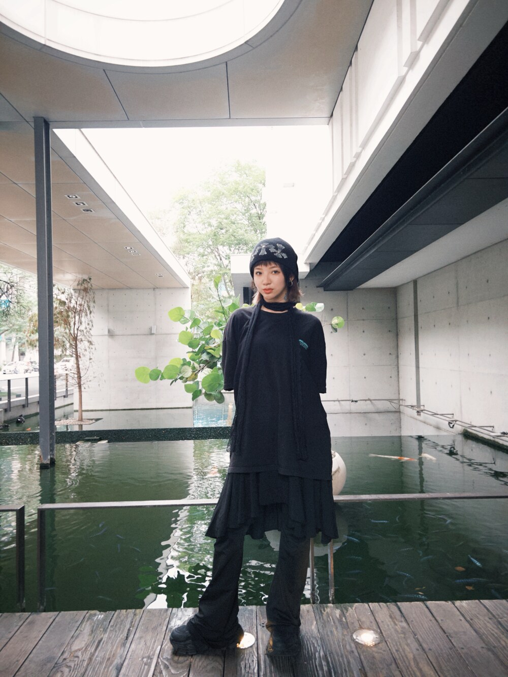 ブラック系のTシャツ/カットソーを着用したレディースの春コーディネートの2枚目の写真