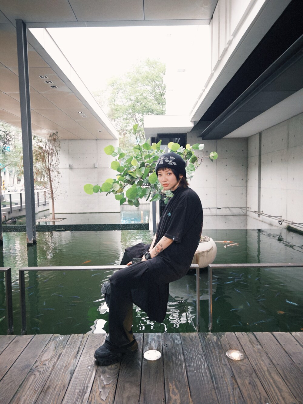 ブラック系のTシャツ/カットソーを着用したレディースの春コーディネートの4枚目の写真