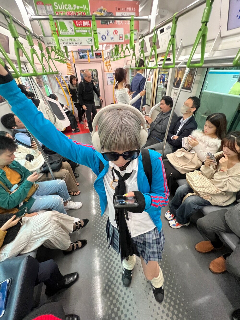 ブルー系のジャケット/アウターを着用したレディースの春コーディネートの5枚目の写真