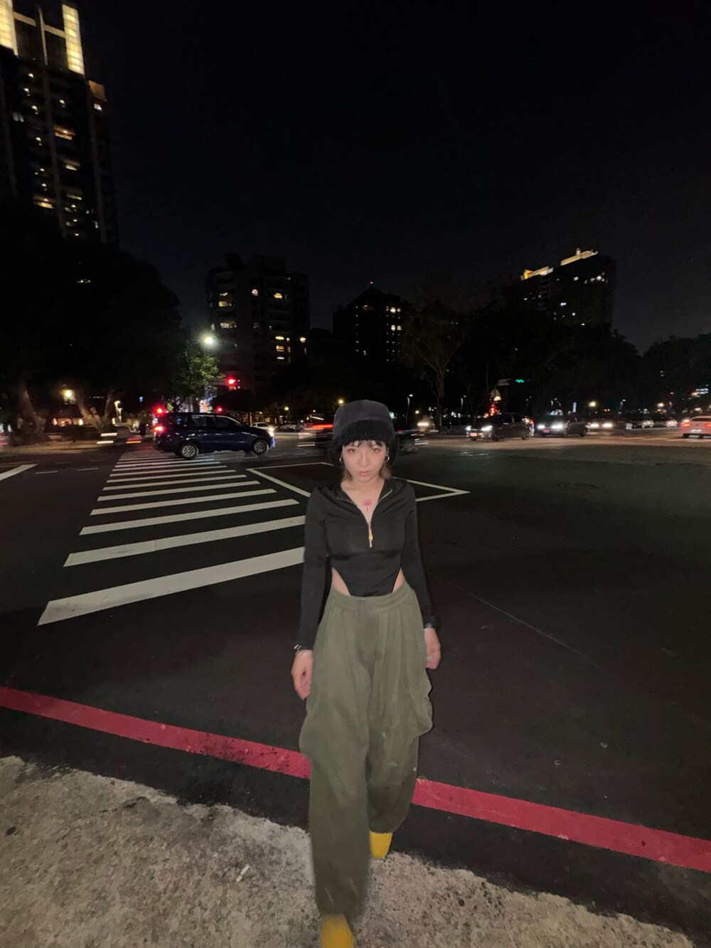 イエロー系のスニーカーを着用したレディースの春コーディネートの2枚目の写真