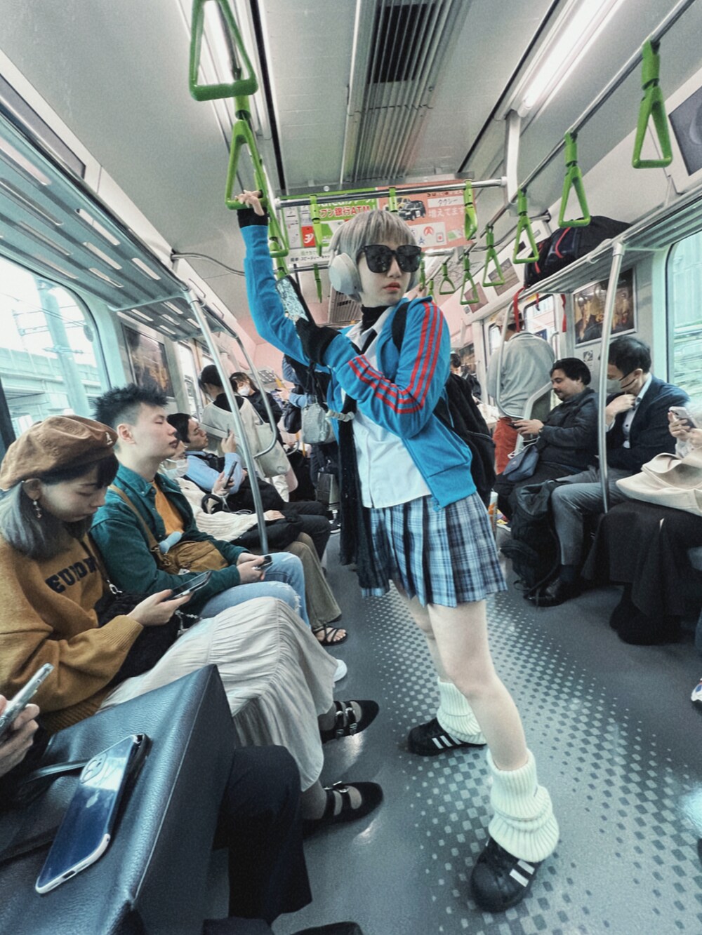 ブルー系のジャケット/アウターを着用したレディースの春コーディネートの2枚目の写真