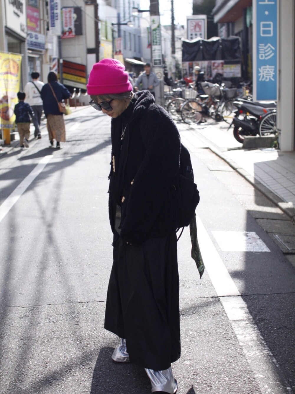 ブラック系のトップスを着用したレディースの春コーディネートの2枚目の写真