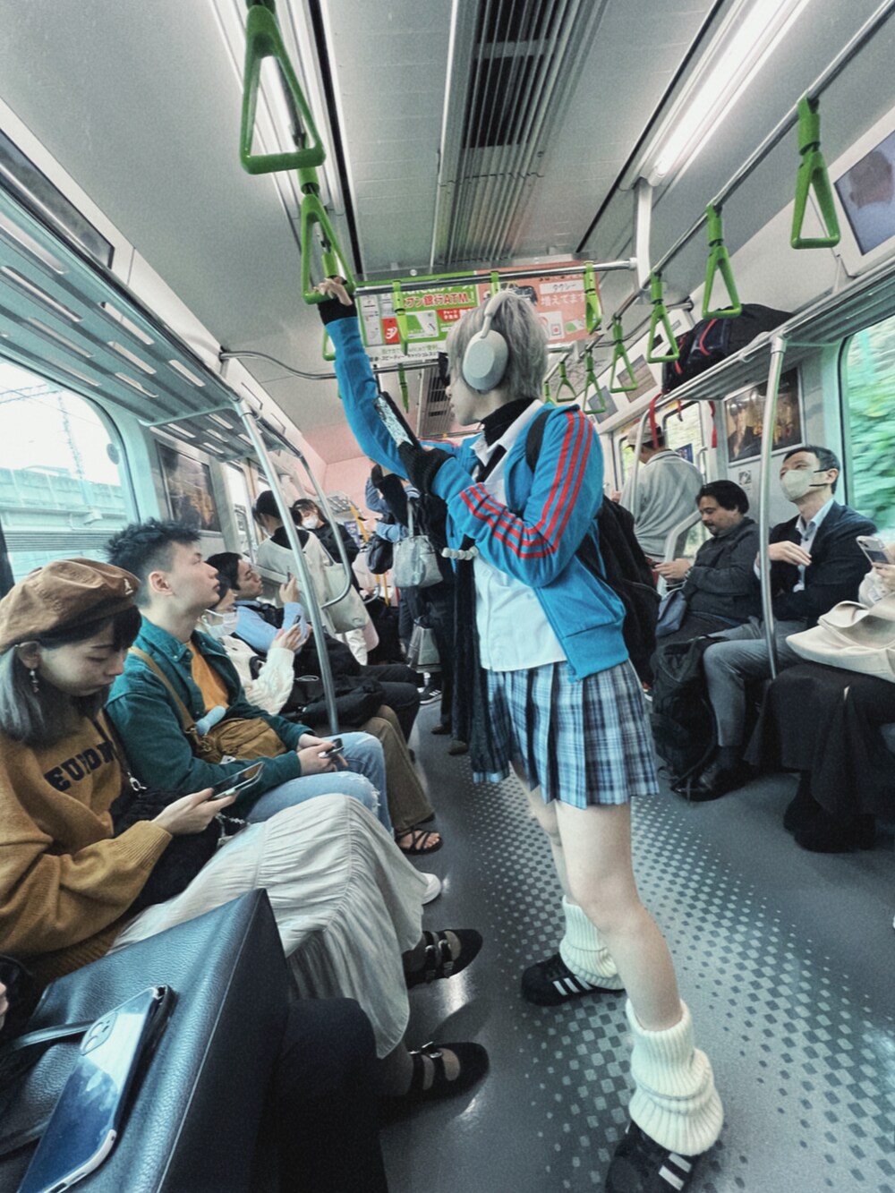 ブルー系のジャケット/アウターを着用したレディースの春コーディネートの3枚目の写真