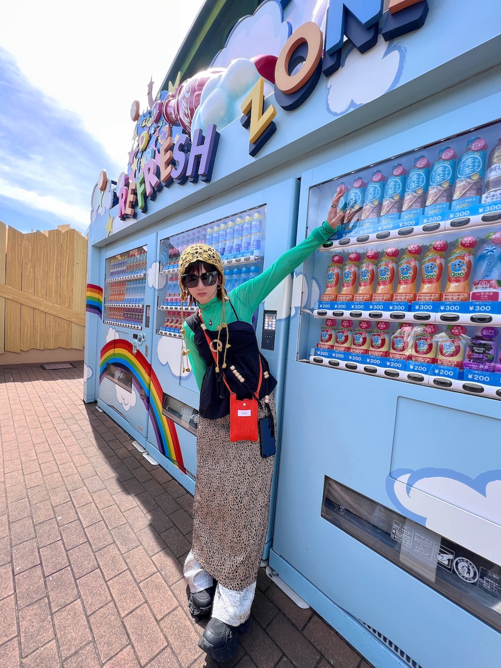 ベージュ系のスカートを着用したレディースの夏コーディネートの4枚目の写真