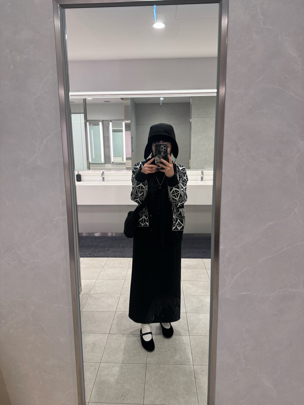 ブラック系のスカートを着用したレディースの春コーディネートの2枚目の写真