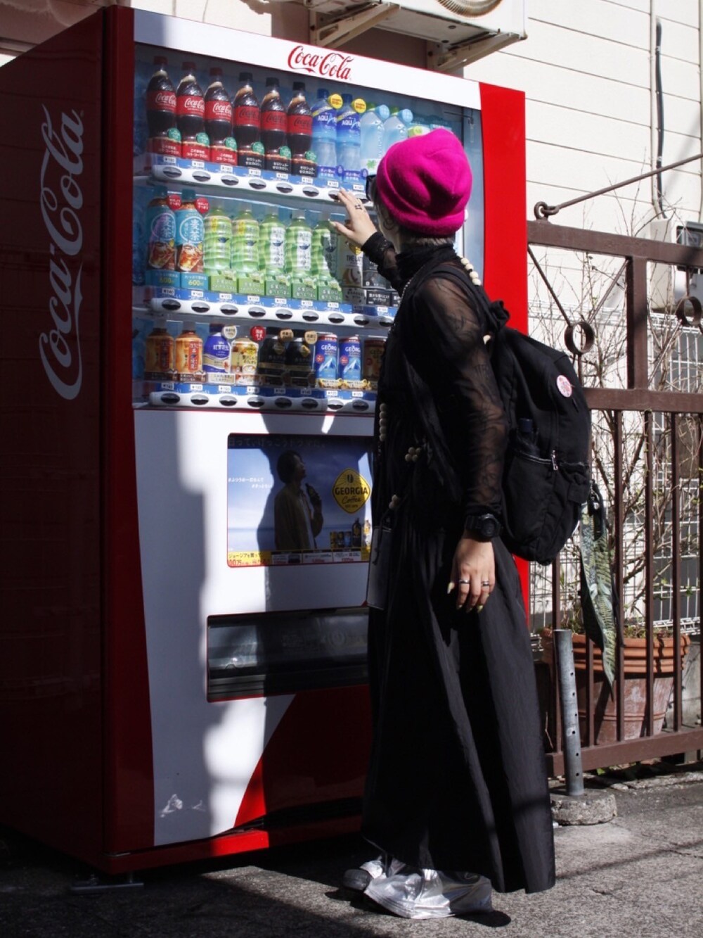 ブラック系のトップスを着用したレディースの春コーディネートの3枚目の写真