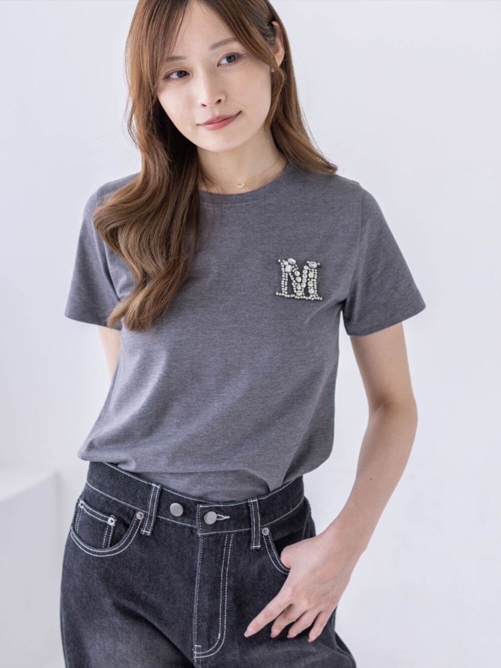 ブラック系のスニーカー、ブラック系のデニムパンツ、グレー系のTシャツ/カットソーを着用したレディースの春コーディネートの5枚目の写真