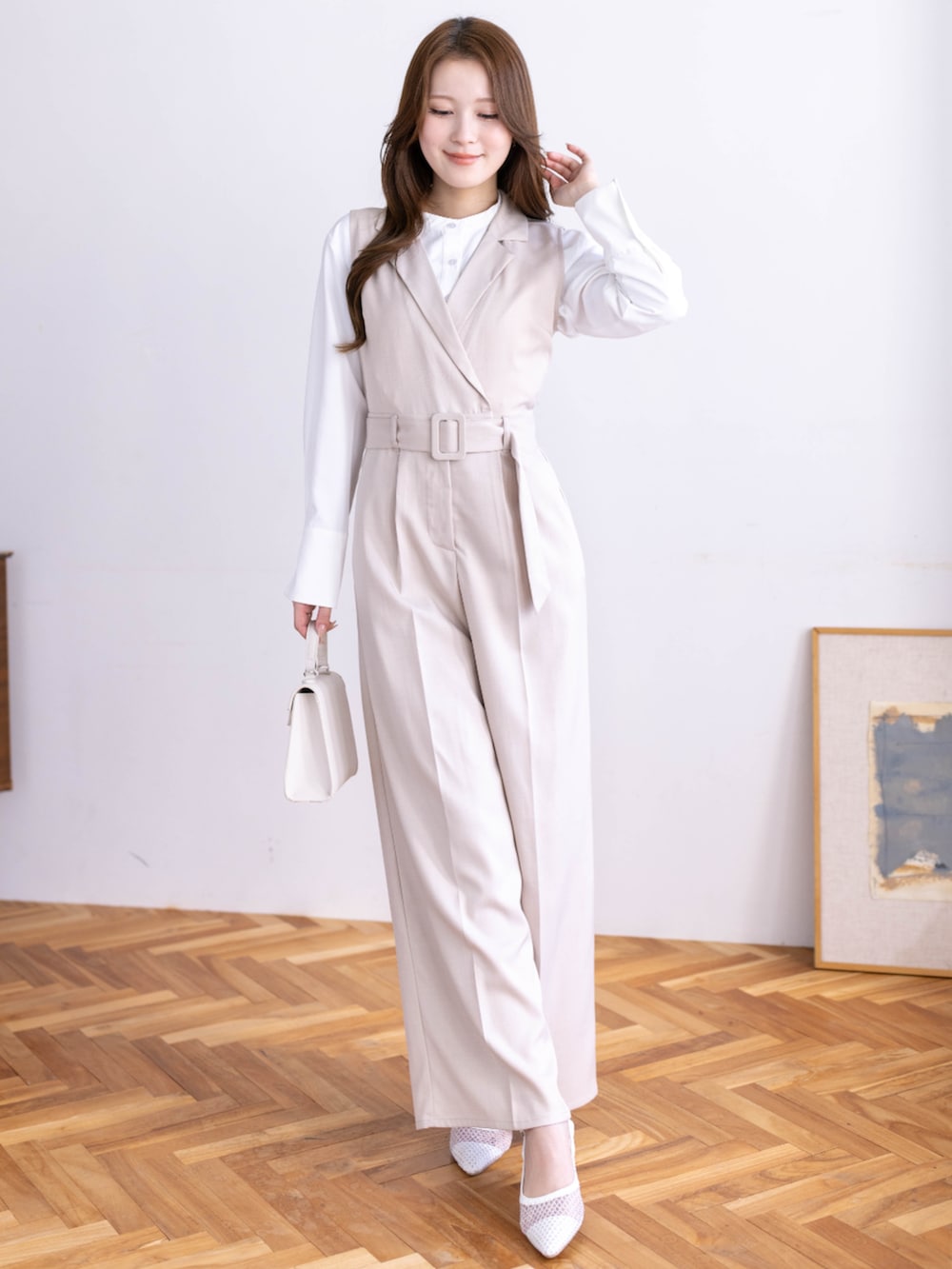 ホワイト系のシャツ/ブラウス、ホワイト系のつなぎ/オールインワンを着用したレディースの冬コーディネートの2枚目の写真