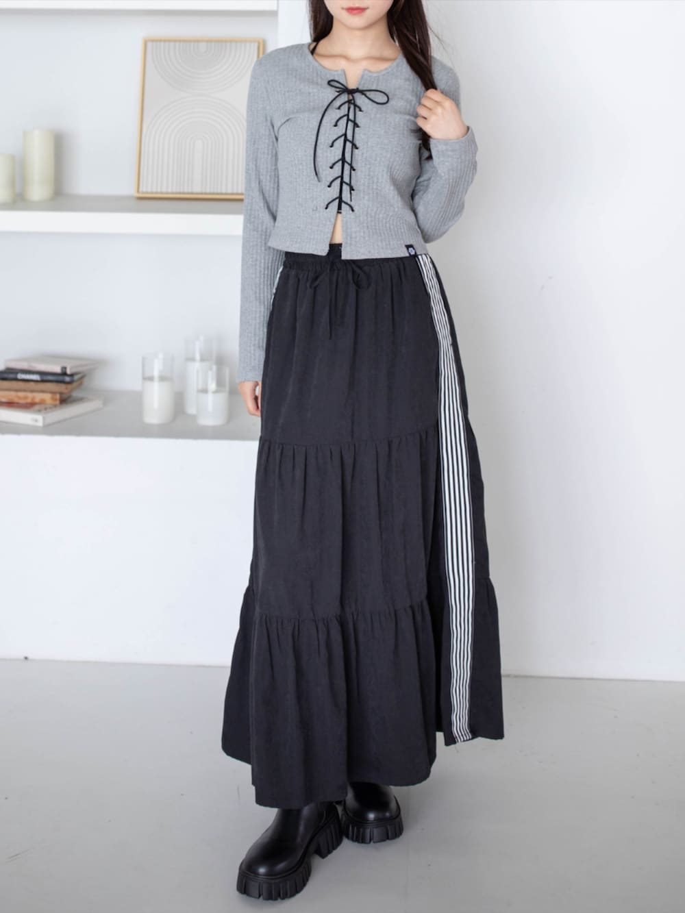 ブラック系のスカート、グレー系のTシャツ/カットソーを着用したレディースの夏コーディネートの3枚目の写真