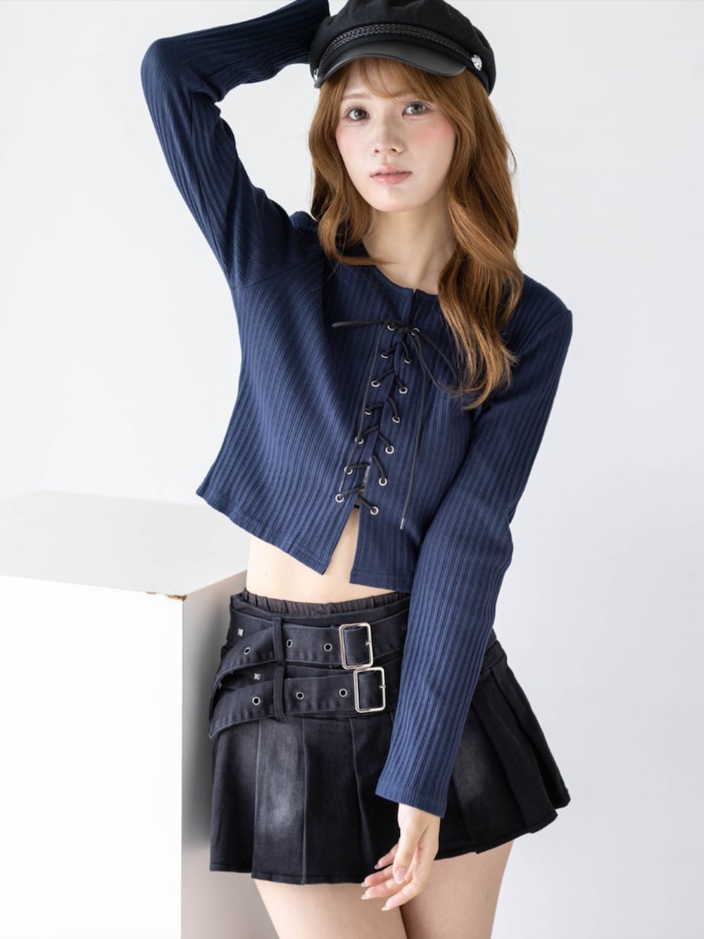 ブラック系のスカート、ブラック系のブーツ、ブルー系のTシャツ/カットソーを着用したレディースの秋コーディネートの9枚目の写真