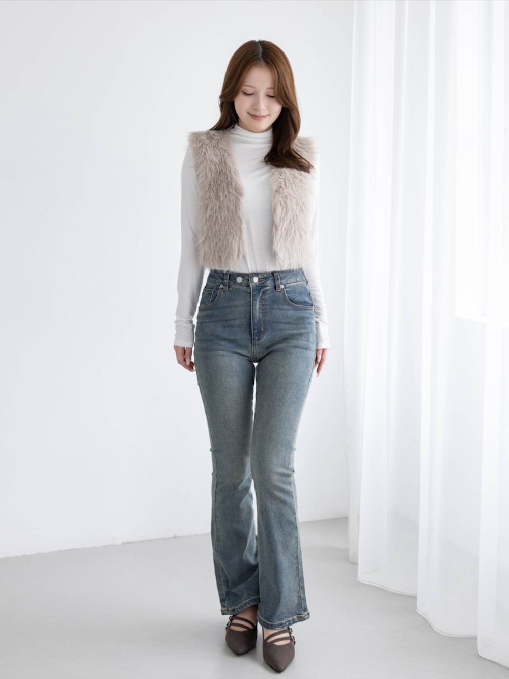 ブルー系のデニムパンツ、ホワイト系のTシャツ/カットソー、ベージュ系のその他アウターを着用したレディースの秋コーディネートの2枚目の写真