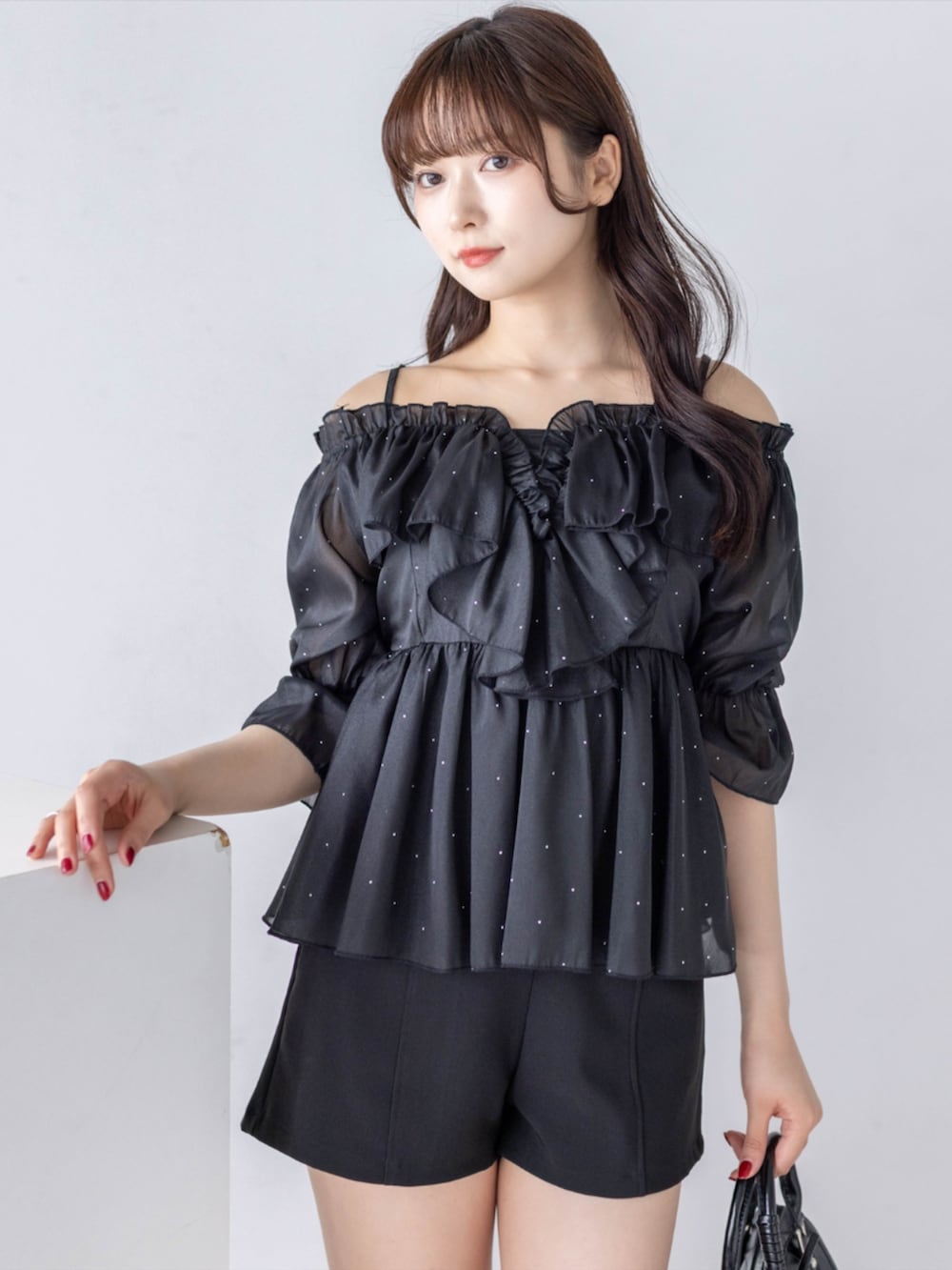 ブラック系のブーツ、ブラック系のその他パンツ、ブラック系のハンドバッグを着用したレディースの夏コーディネートの7枚目の写真