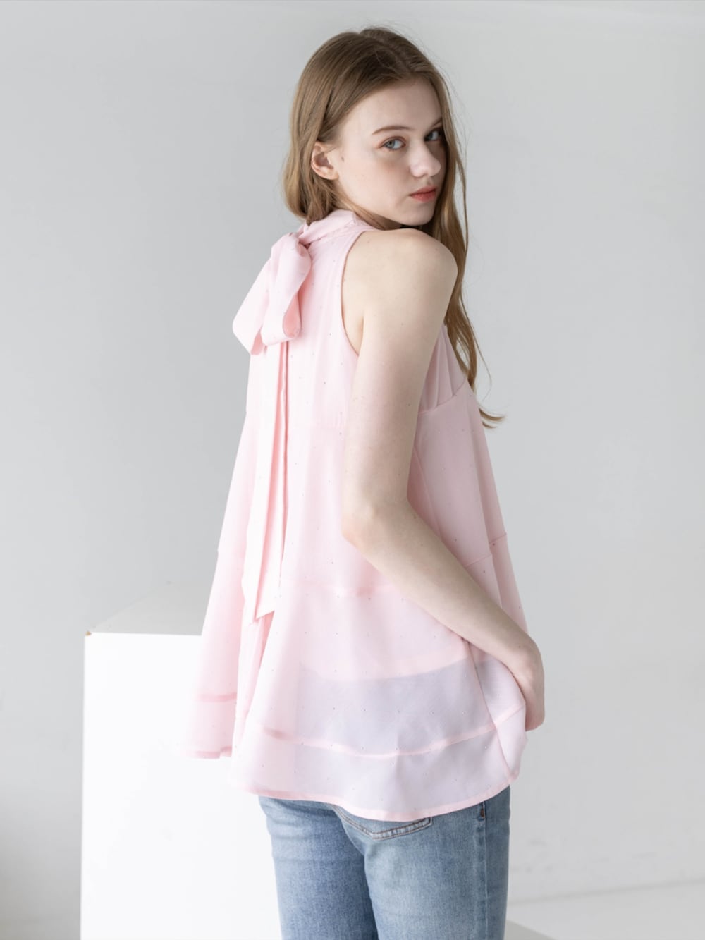 ブルー系のデニムパンツ、シルバー系のパンプス、ピンク系のシャツ/ブラウスを着用したレディースの夏コーディネートの9枚目の写真