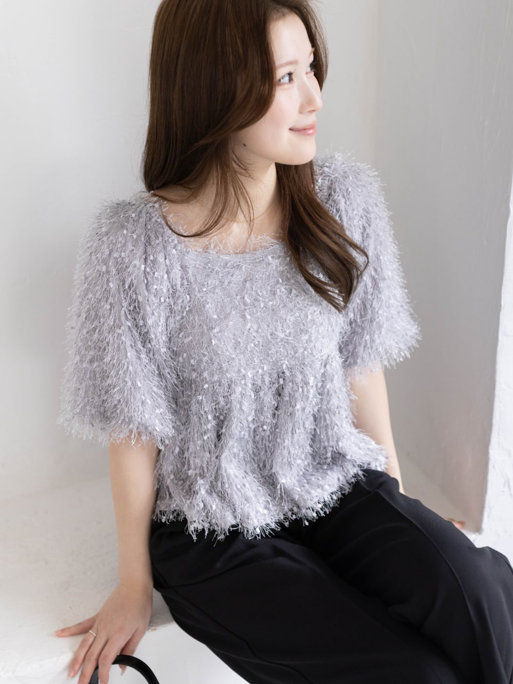 ブラック系のハンドバッグ、ブラック系のパンプス、グレー系のシャツ/ブラウスを着用したレディースの春コーディネートの4枚目の写真