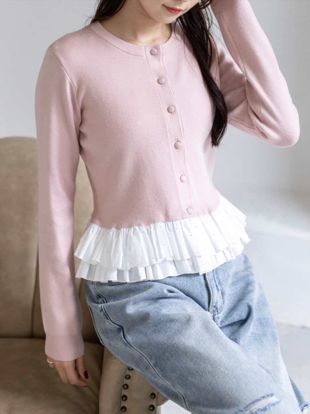 シルバー系のパンプス、ブルー系のデニムパンツ、ピンク系のカーディガン/ボレロを着用したレディースの秋コーディネートの5枚目の写真