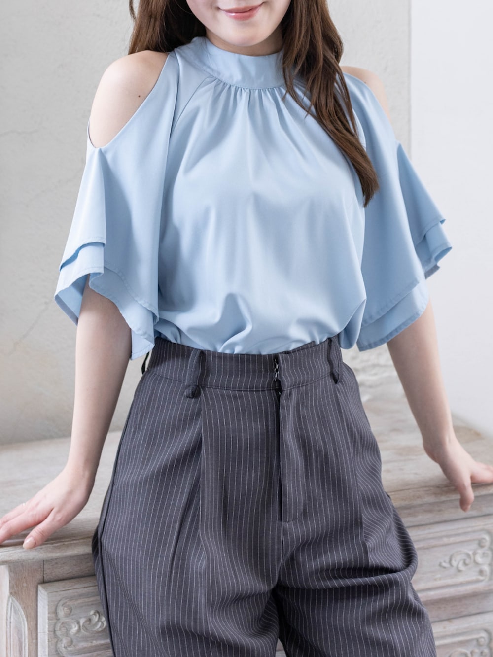 グレー系のシャツ/ブラウス、ブラック系のパンプス、グレー系のスラックスを着用したレディースの春コーディネートの7枚目の写真