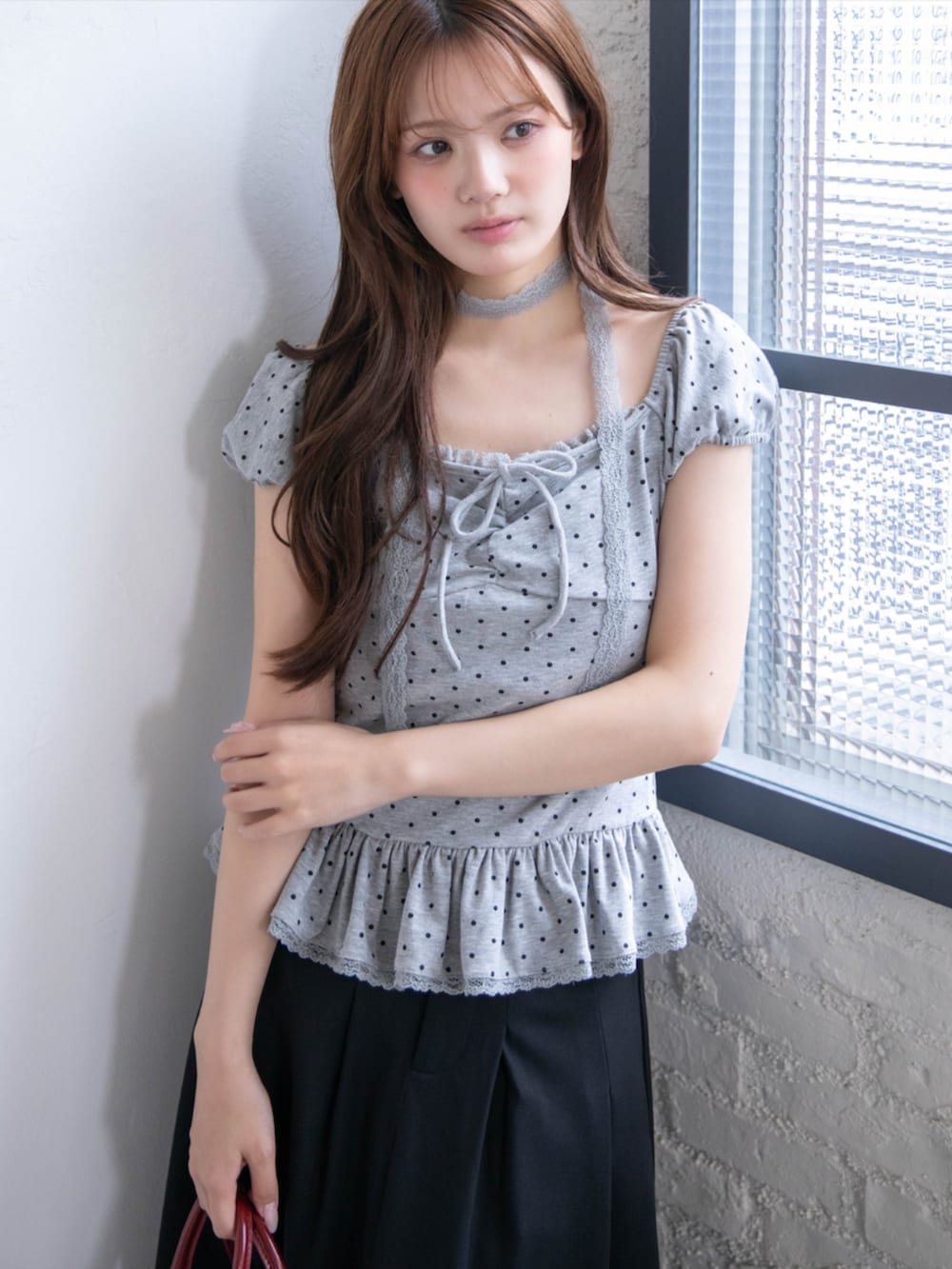 ブラック系のスニーカー、グレー系のTシャツ/カットソー、ブラック系のスカートを着用したレディースの春コーディネートの4枚目の写真