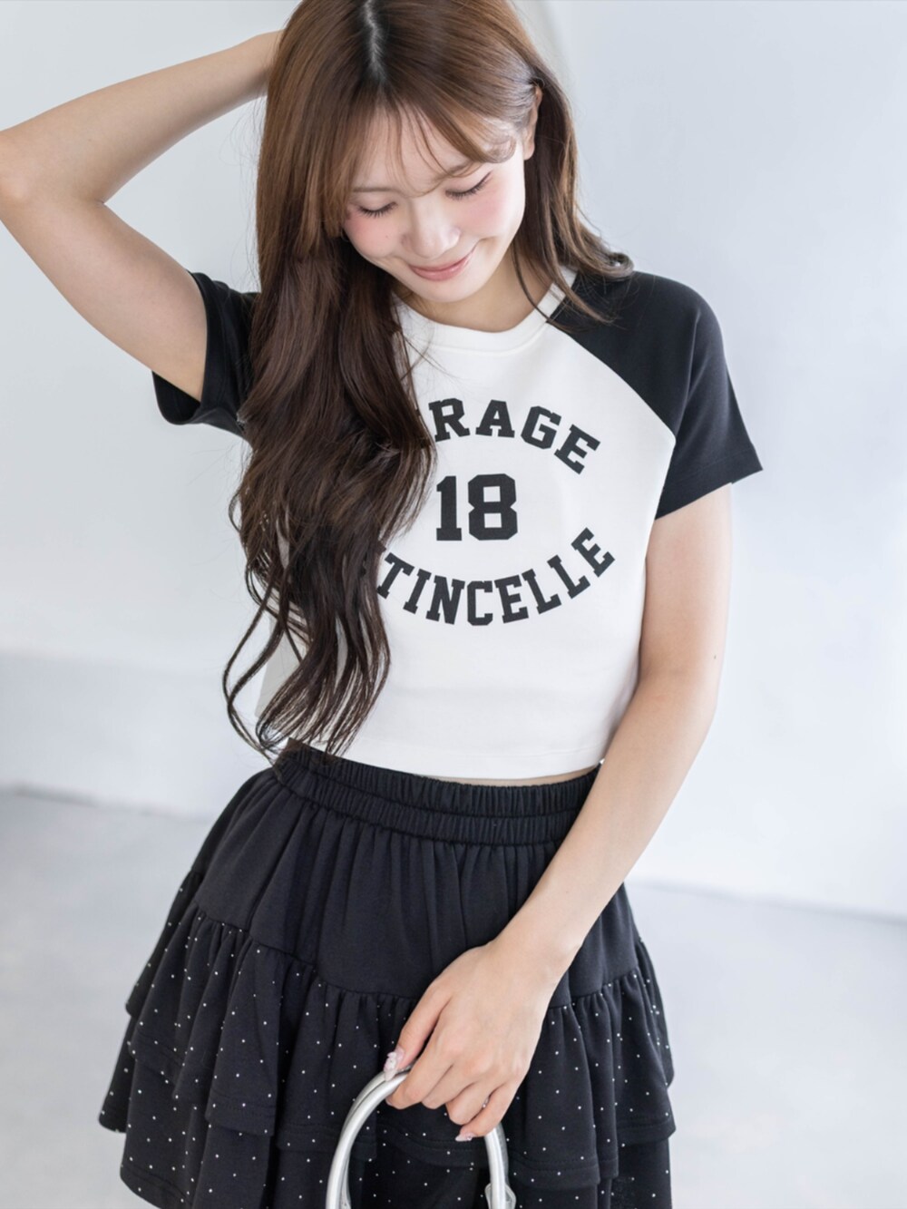 ブラック系のスカート、シルバー系のスニーカー、ブラック系のTシャツ/カットソーを着用したレディースの春コーディネートの3枚目の写真