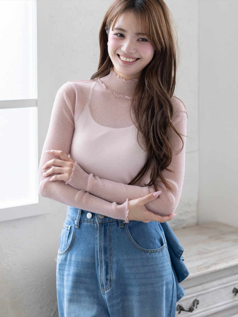 シルバー系のサンダル、ブルー系のデニムパンツ、ピンク系のTシャツ/カットソーを着用したレディースの夏コーディネートの7枚目の写真