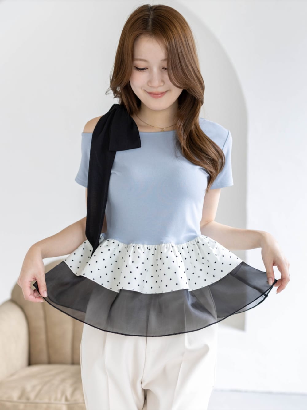 ブラック系のパンプス、ホワイト系のその他パンツ、ブルー系のTシャツ/カットソーを着用したレディースの夏コーディネートの4枚目の写真