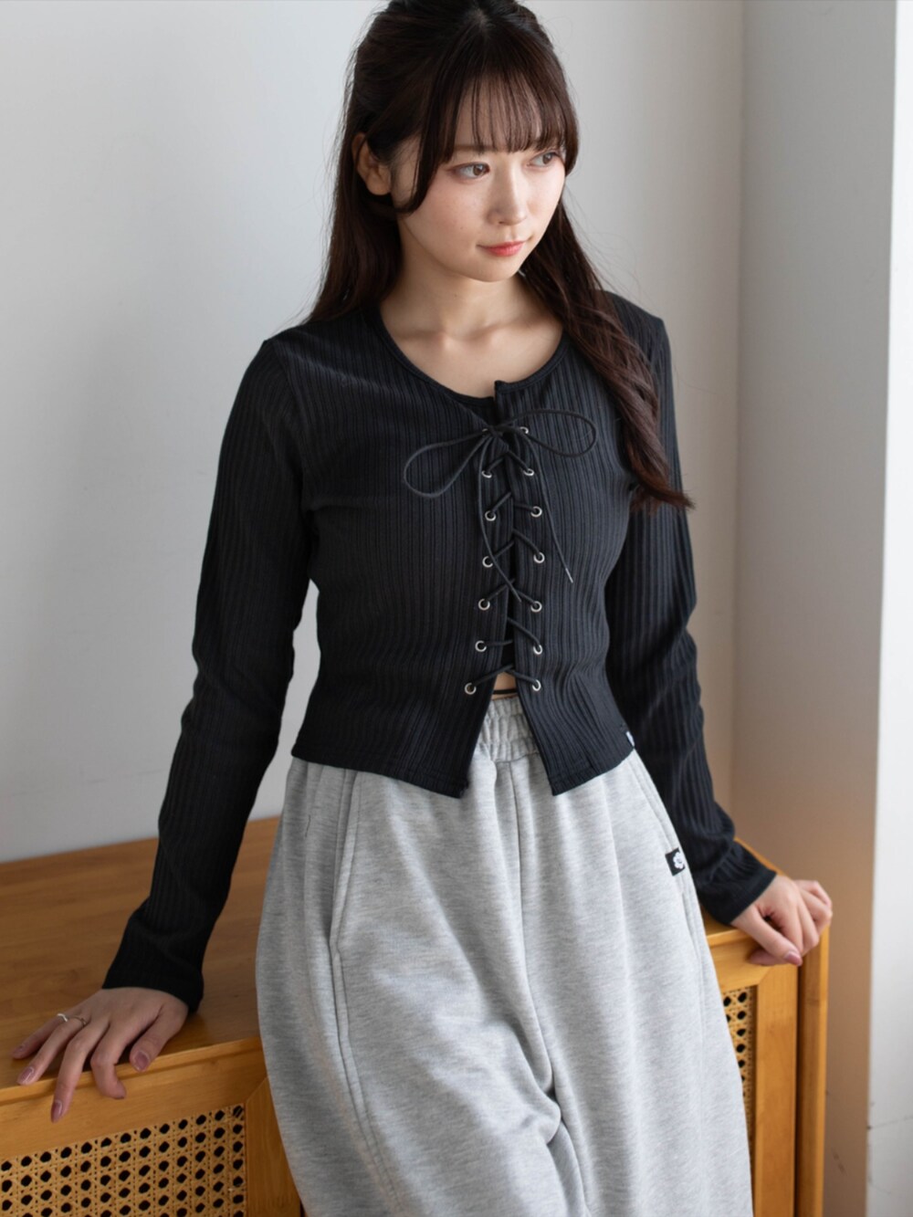 ゴールド系のスニーカー、グレー系のスウェットパンツ、ブラック系のTシャツ/カットソーを着用したレディースの夏コーディネートの5枚目の写真