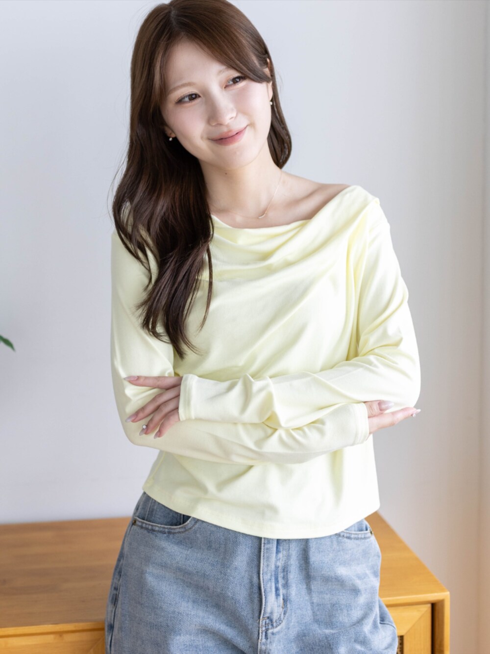 シルバー系のパンプス、ブルー系のデニムパンツ、イエロー系のTシャツ/カットソーを着用したレディースの秋コーディネートの5枚目の写真