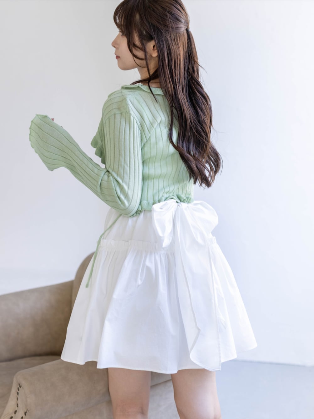 ホワイト系のパンプス、グリーン系のカーディガン/ボレロ、ホワイト系のワンピースを着用したレディースの夏コーディネートの10枚目の写真