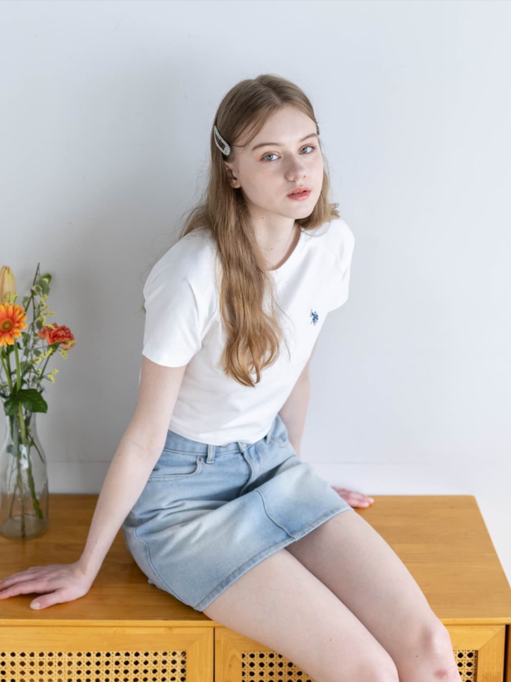 ブルー系のデニムスカート、ホワイト系のTシャツ/カットソーを着用したレディースの夏コーディネートの7枚目の写真
