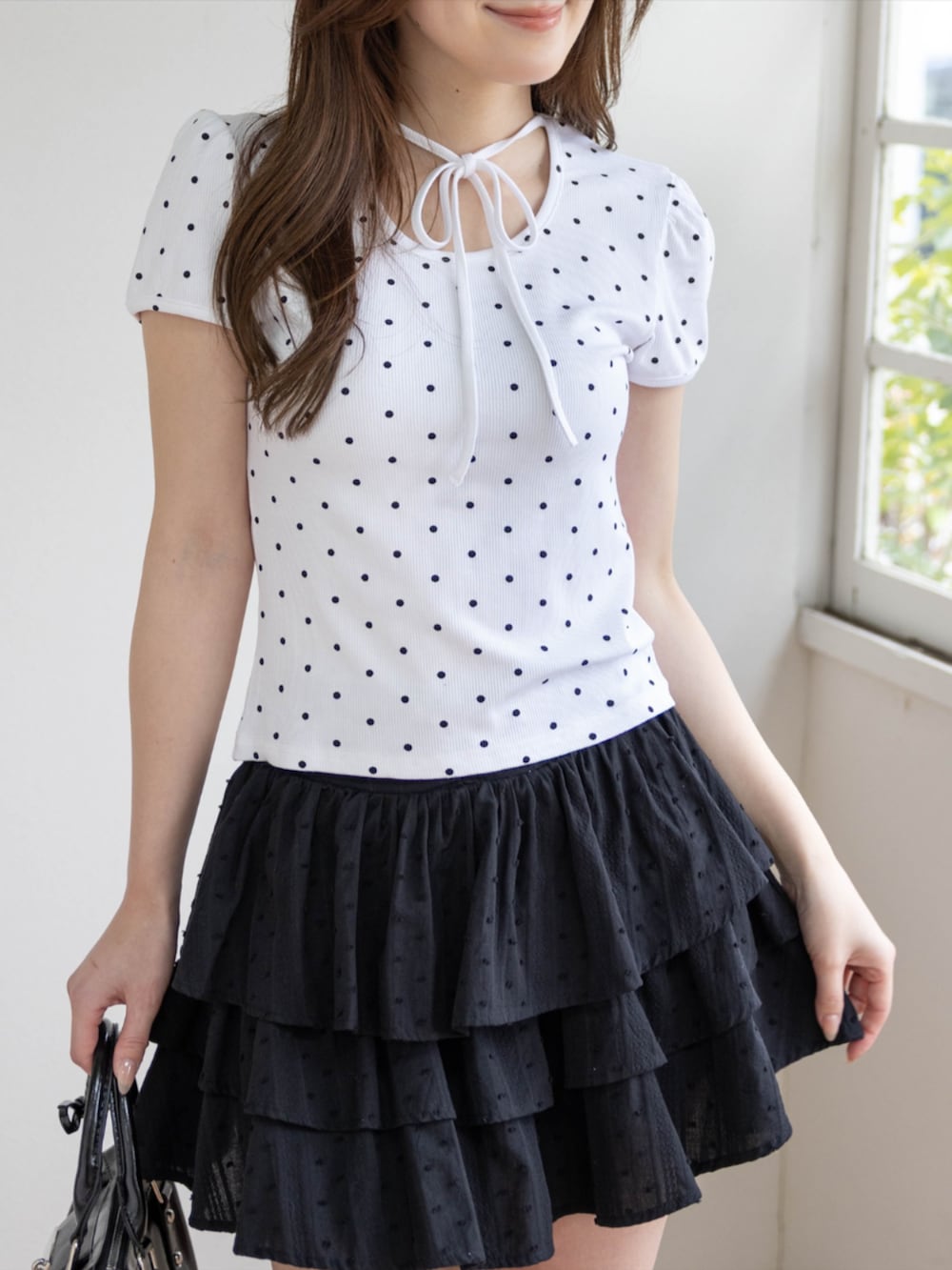 ブラック系のローファー、ブラック系のハンドバッグ、ホワイト系のTシャツ/カットソーを着用したレディースの春コーディネートの5枚目の写真