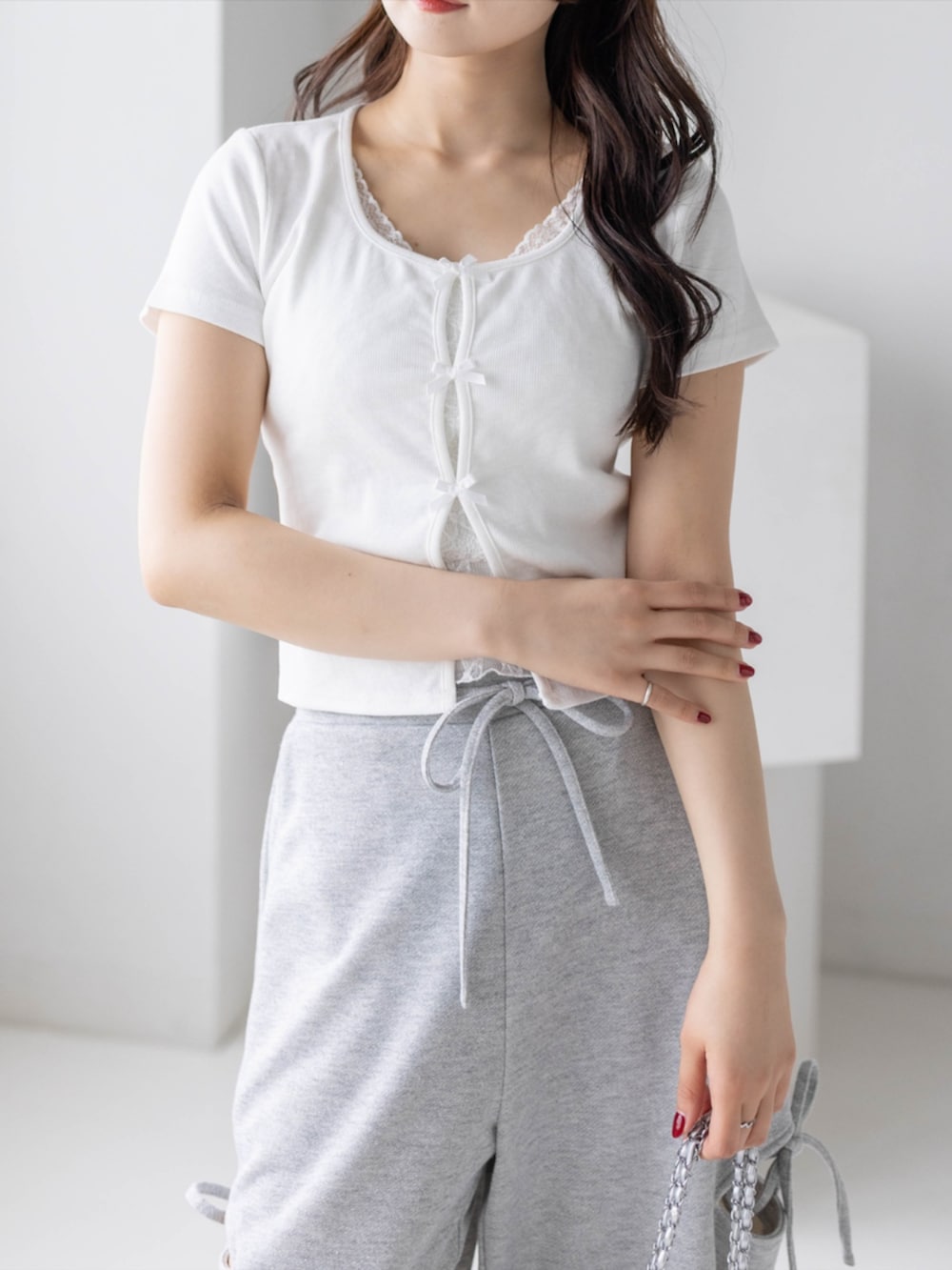 シルバー系のパンプス、ホワイト系のTシャツ/カットソー、グレー系のスウェットパンツを着用したレディースの春コーディネートの4枚目の写真