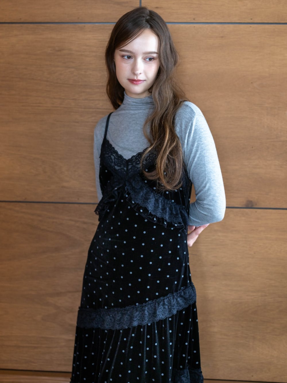 ブラック系のブーツ、グレー系のTシャツ/カットソー、ブラック系のワンピースを着用したレディースの秋コーディネートの6枚目の写真