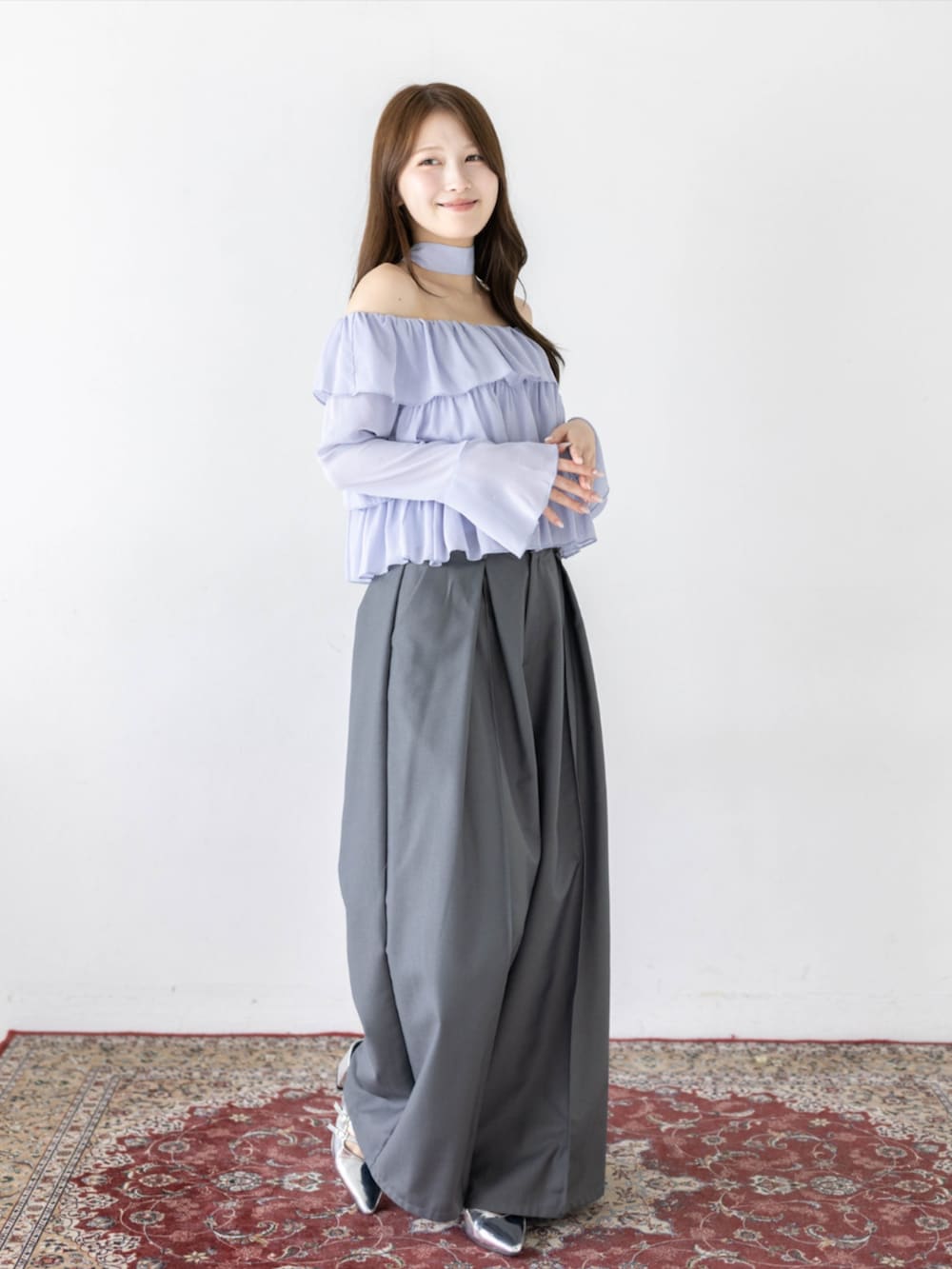 シルバー系のパンプス、グレー系のその他パンツ、ブルー系のシャツ/ブラウスを着用したレディースの夏コーディネートの4枚目の写真