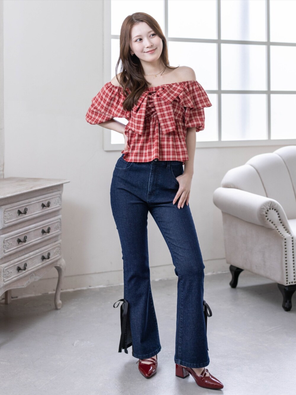 レッド系のパンプス、レッド系のシャツ/ブラウス、ブルー系のデニムパンツを着用したレディースの春コーディネートの2枚目の写真