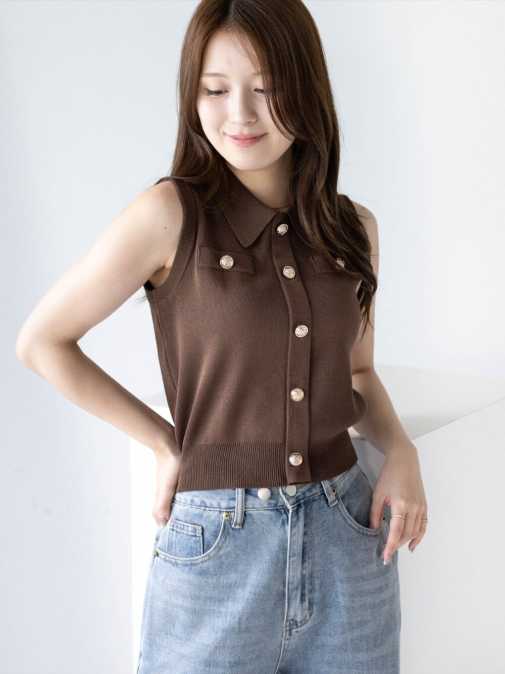 レッド系のパンプス、ブルー系のデニムパンツ、ブラウン系のニット/セーターを着用したレディースの夏コーディネートの4枚目の写真