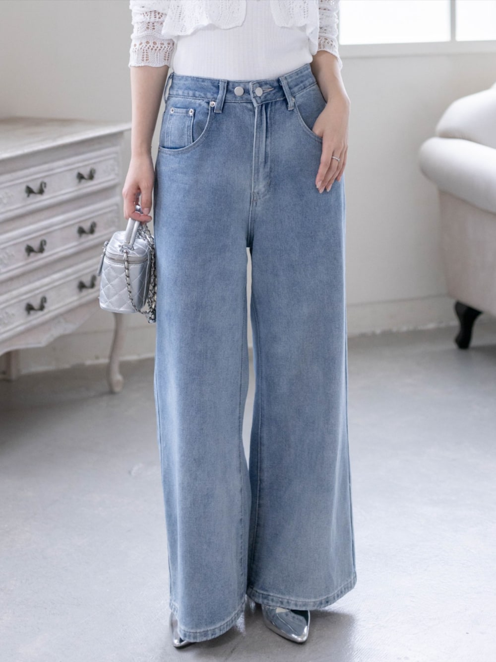 シルバー系のパンプス、ブルー系のデニムパンツ、ホワイト系のニット/セーターを着用したレディースの春コーディネートの5枚目の写真