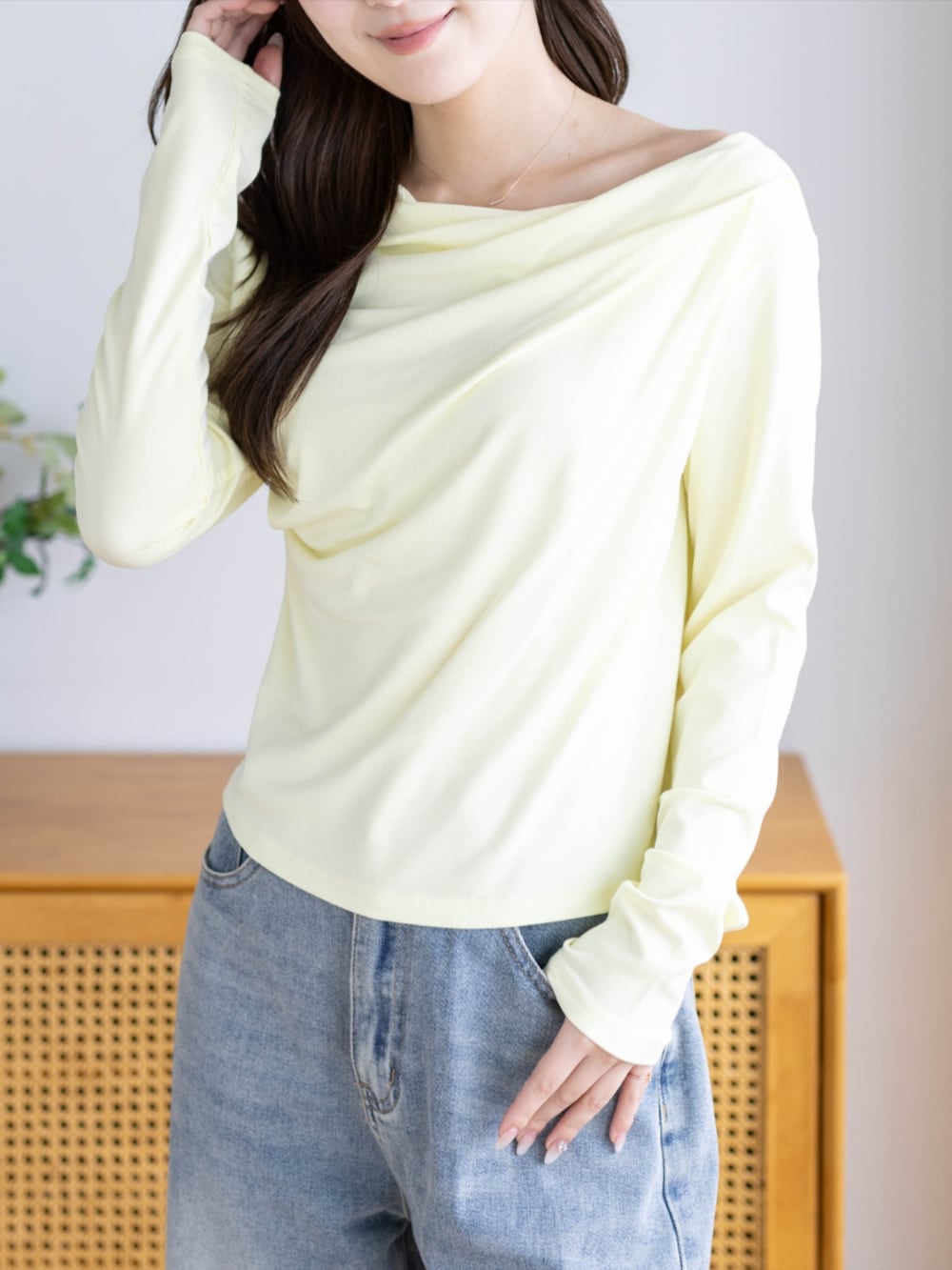 シルバー系のパンプス、ブルー系のデニムパンツ、イエロー系のTシャツ/カットソーを着用したレディースの秋コーディネートの3枚目の写真