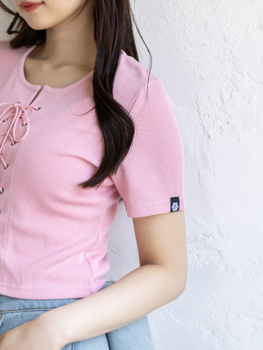 シルバー系のパンプス、ピンク系のTシャツ/カットソー、ブルー系のデニムパンツを着用したレディースの夏コーディネートの6枚目の写真