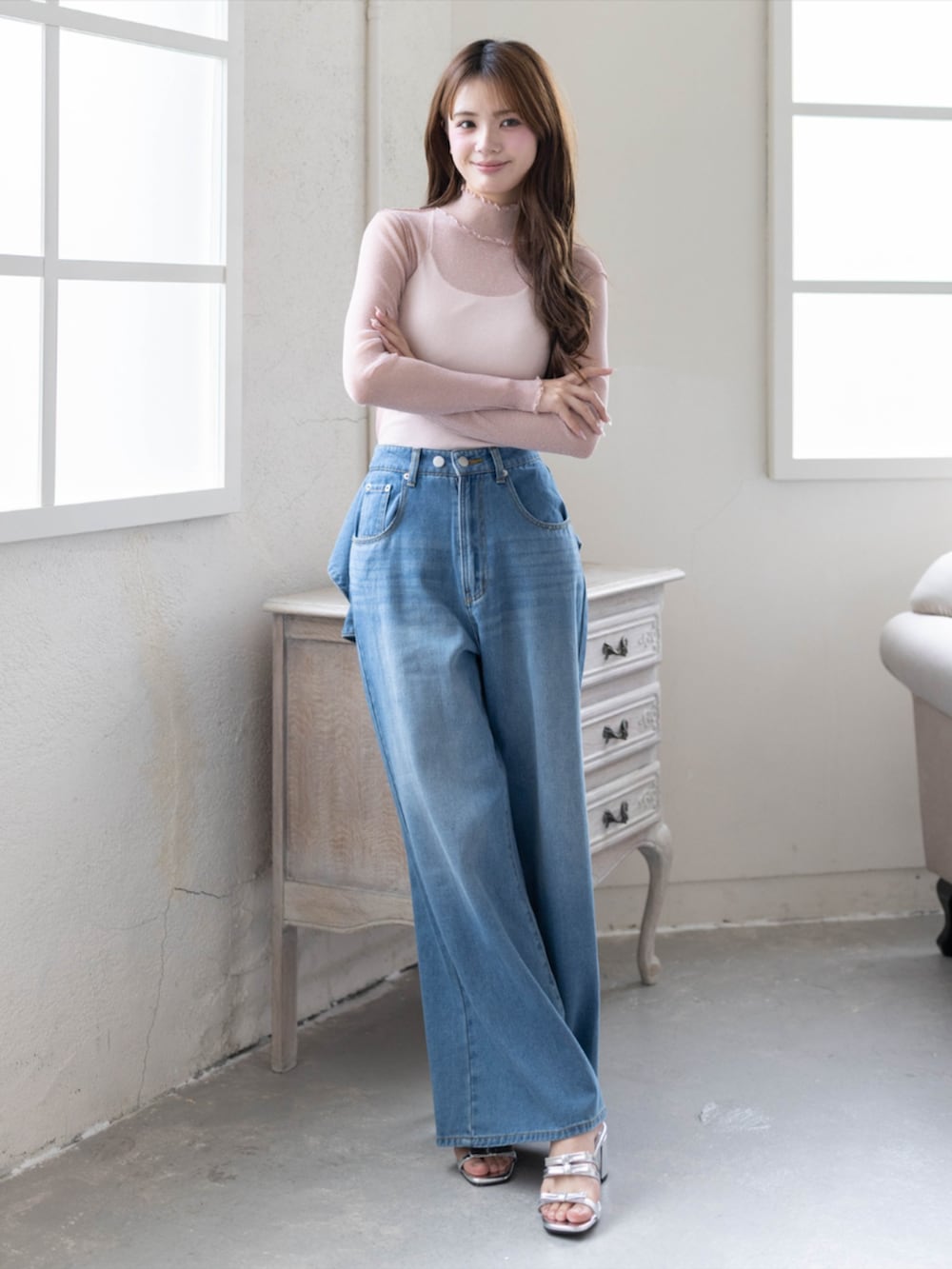 シルバー系のサンダル、ブルー系のデニムパンツ、ピンク系のTシャツ/カットソーを着用したレディースの夏コーディネートの2枚目の写真