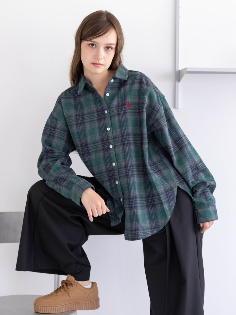ブラック系のその他パンツ、イエロー系のスニーカー、グリーン系のシャツ/ブラウスを着用したレディースの秋コーディネートの7枚目の写真