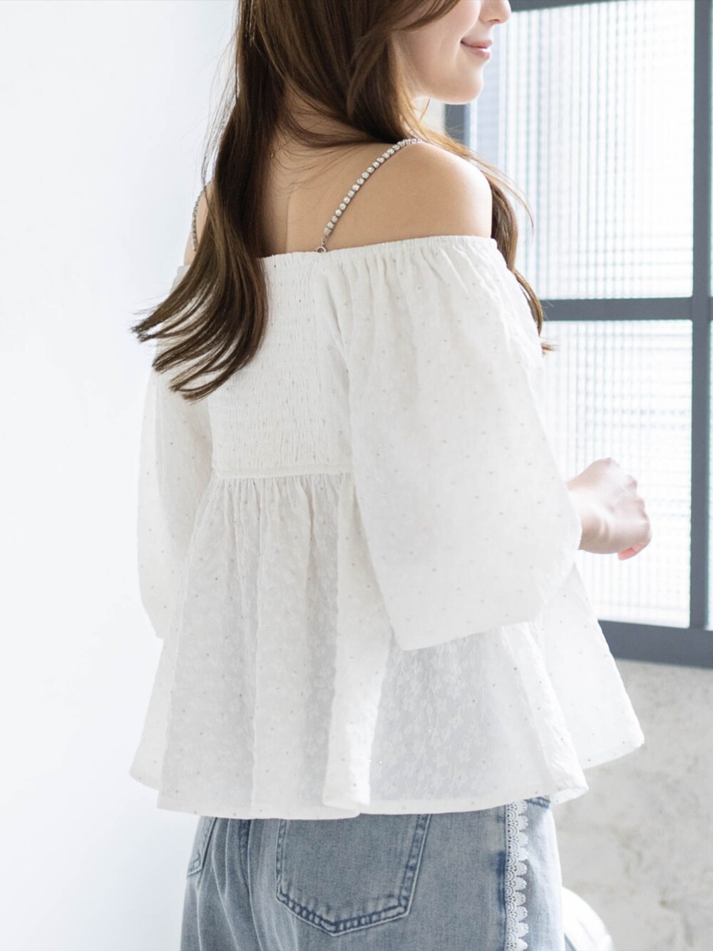 ホワイト系のパンプス、ホワイト系のシャツ/ブラウス、ブルー系のデニムパンツを着用したレディースの夏コーディネートの8枚目の写真