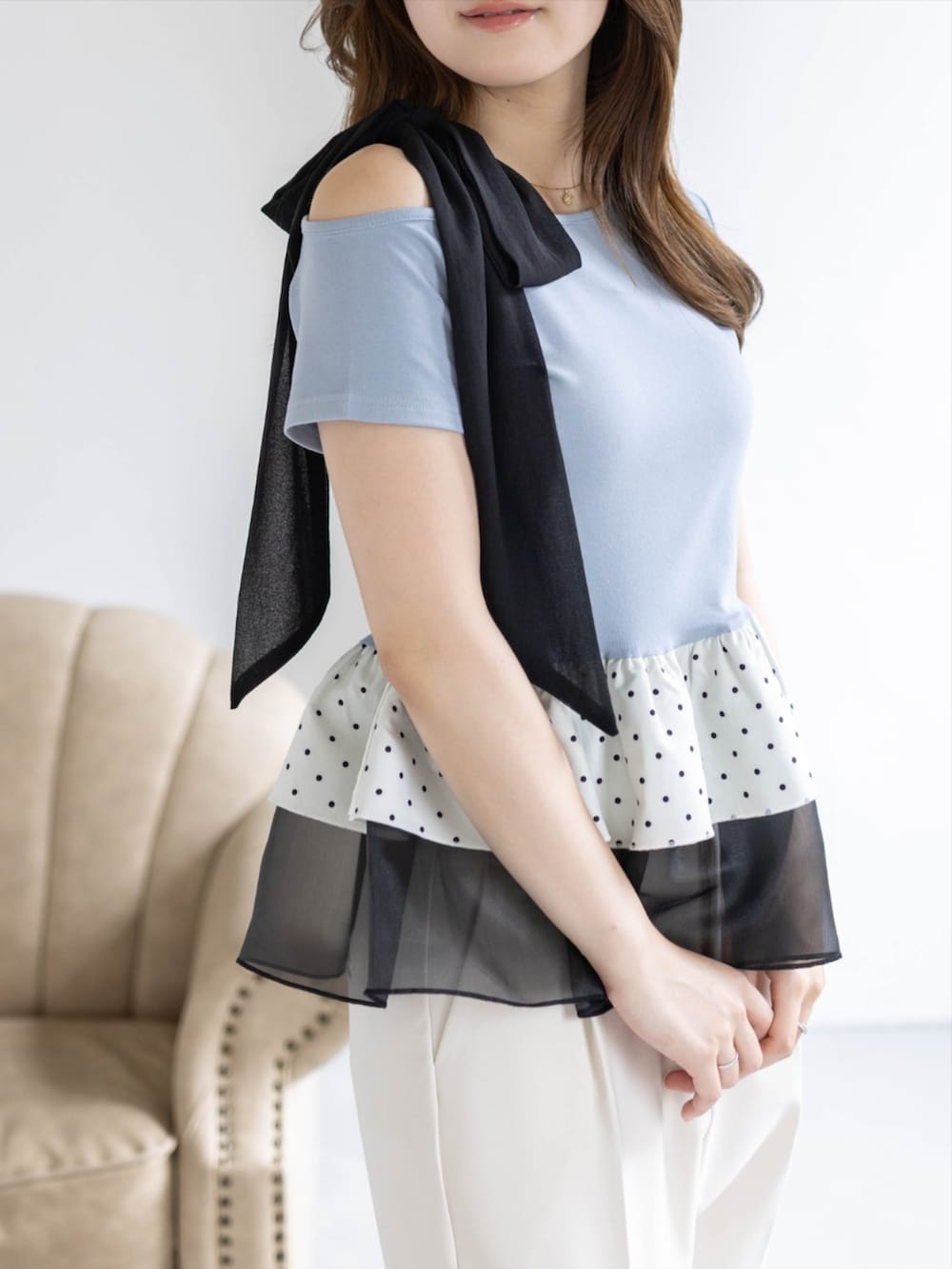 ブラック系のパンプス、ホワイト系のその他パンツ、ブルー系のTシャツ/カットソーを着用したレディースの夏コーディネートの5枚目の写真
