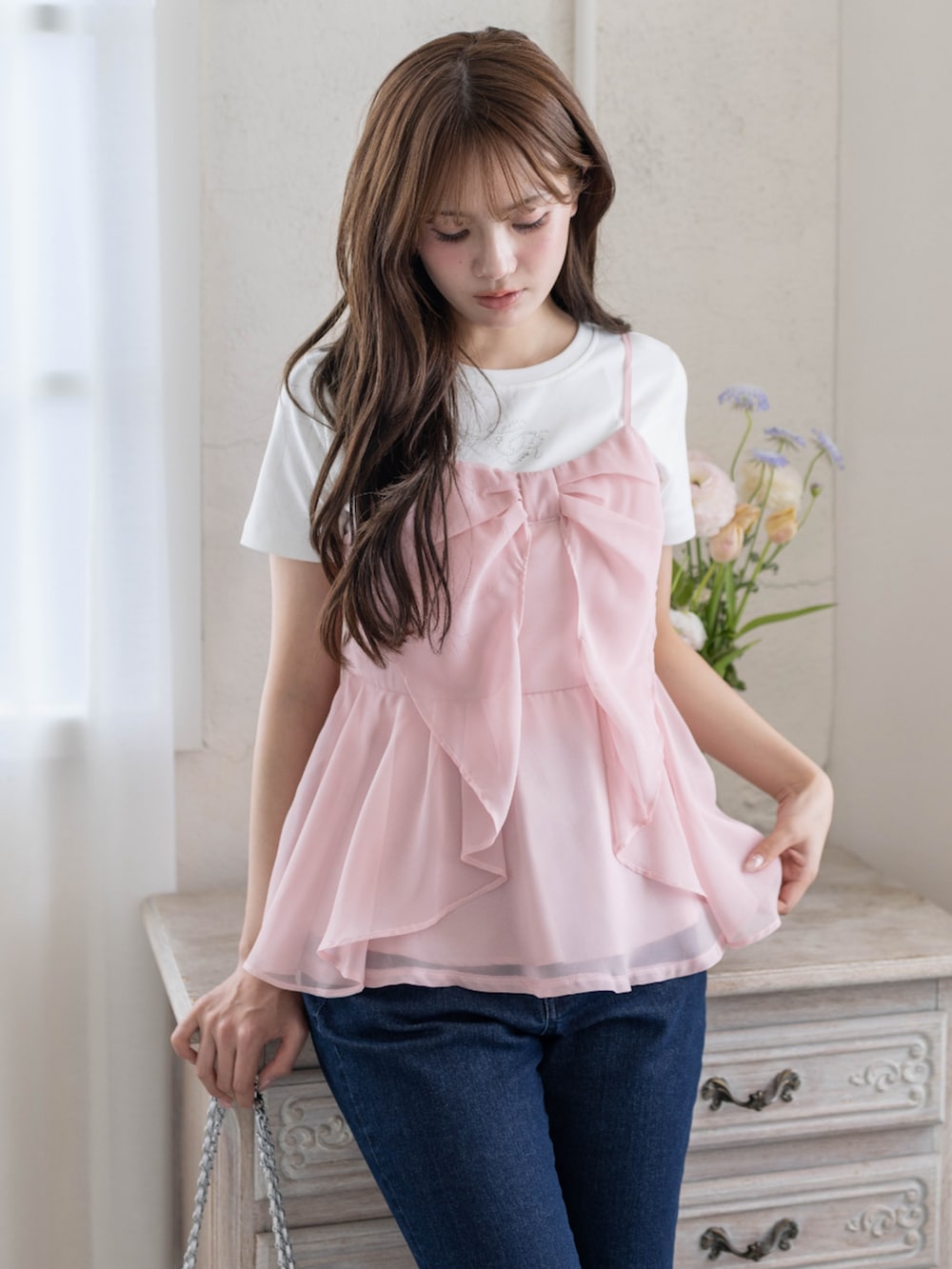 ピンク系のキャミソール、シルバー系のサンダルを着用したレディースの春コーディネートの5枚目の写真