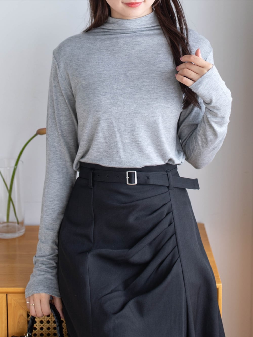 ブラック系のパンプス、ブラック系のハンドバッグ、グレー系のTシャツ/カットソーを着用したレディースの夏コーディネートの4枚目の写真