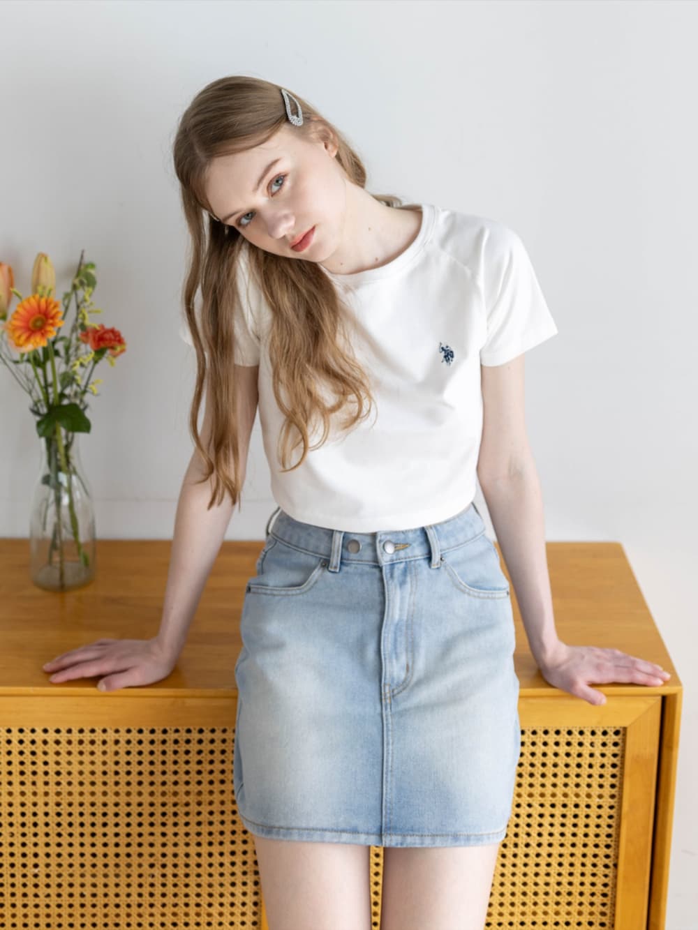 ブルー系のデニムスカート、ホワイト系のTシャツ/カットソーを着用したレディースの夏コーディネートの4枚目の写真