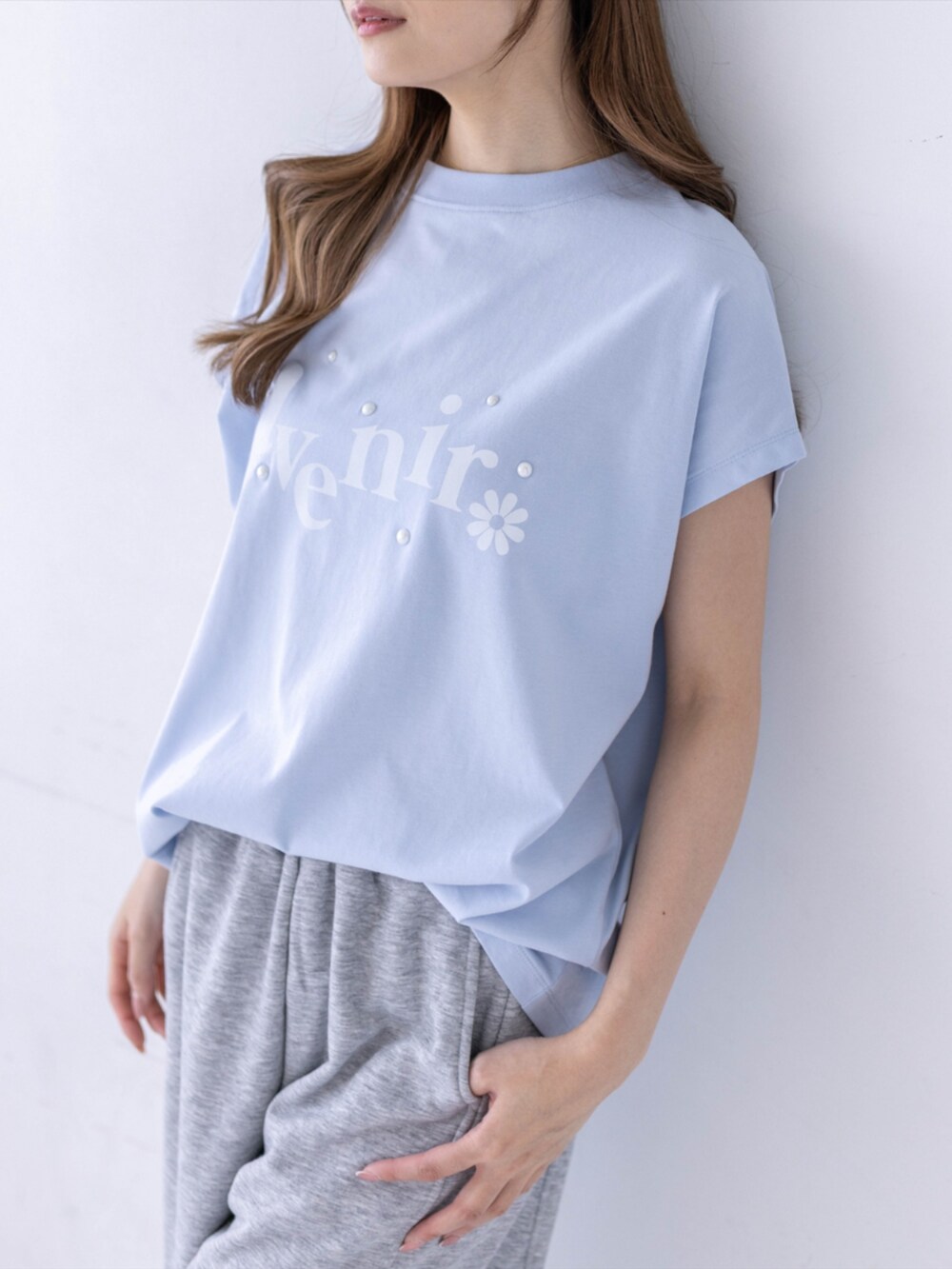 グレー系のスウェットパンツ、ブルー系のTシャツ/カットソーを着用したレディースの春コーディネートの4枚目の写真